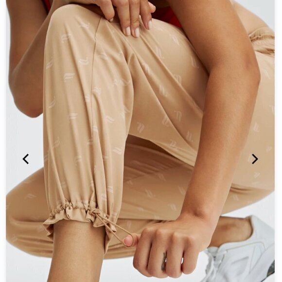 ** Fabletics Medium Iggy Woven Sandy Tan Brown Logo Jogger Pants - Picture 1 of 11
